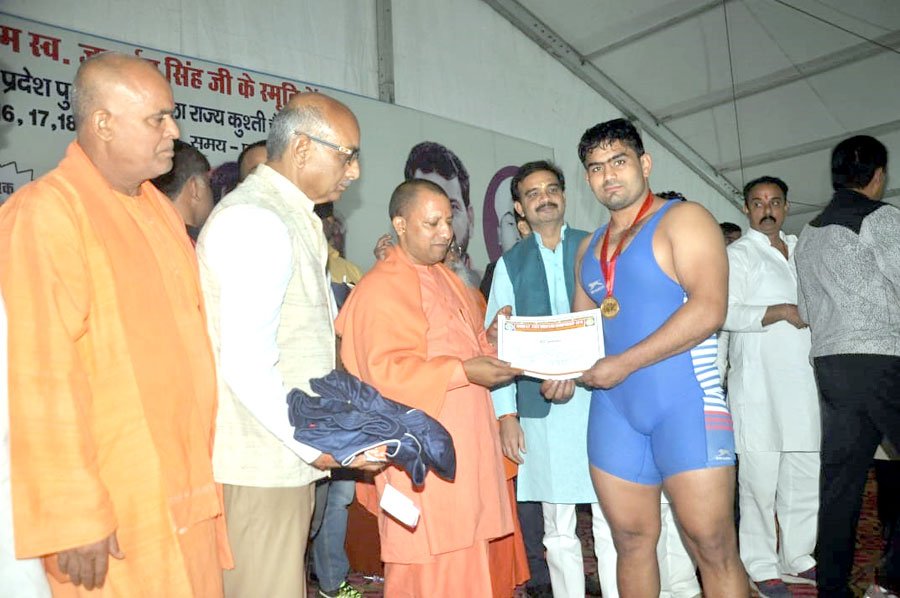 UPCM विजयी खिलाड़ियों को पुरस्कार व मेडल प्रदान कर बधाई देते हुए