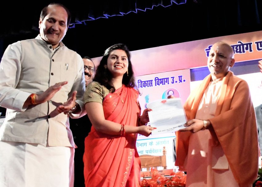 UPCM ’नवनियुक्त गन्ना पर्यवेक्षकों’ को नियुक्ति पत्र वितरित करते हुए