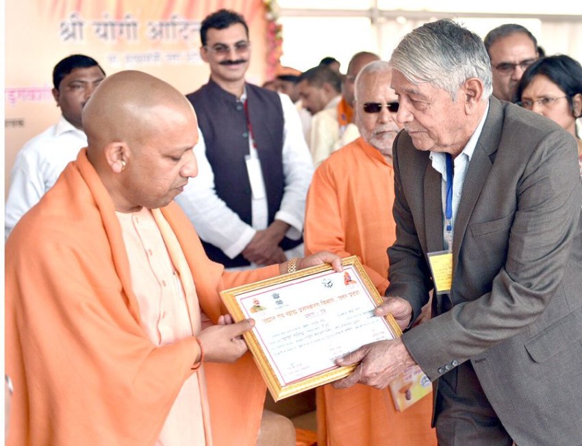 UPCM लाभार्थियों को स्वीकृति पत्र प्रदान करते हुए