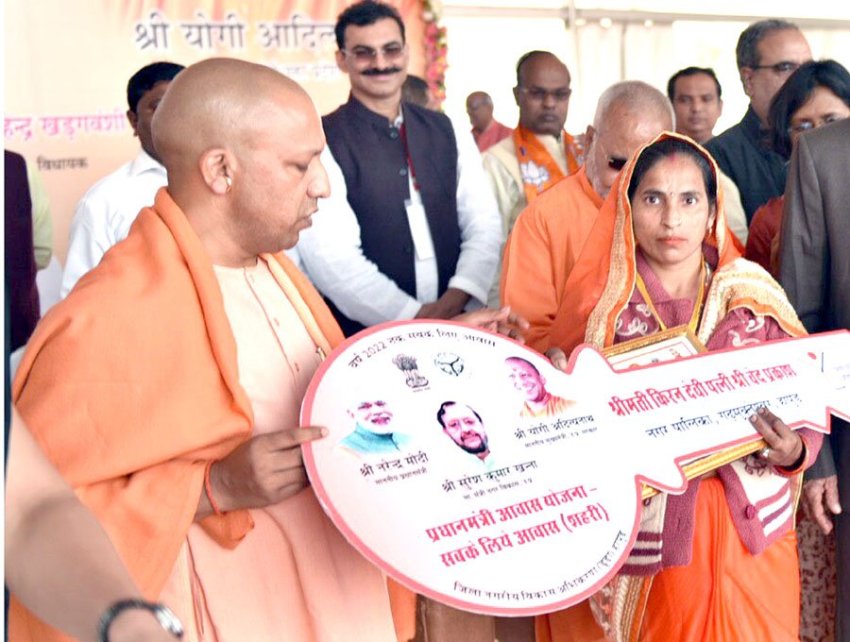UPCM लाभार्थियों को स्वीकृति पत्र प्रदान करते हुए
