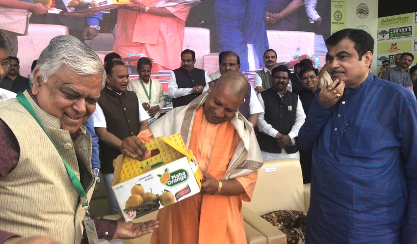 UPCM नागपुर में एग्रोविजन एग्रीकल्चर समिट में एग्रोविजन की डायरेक्ट्री का विमोचन के दौरान