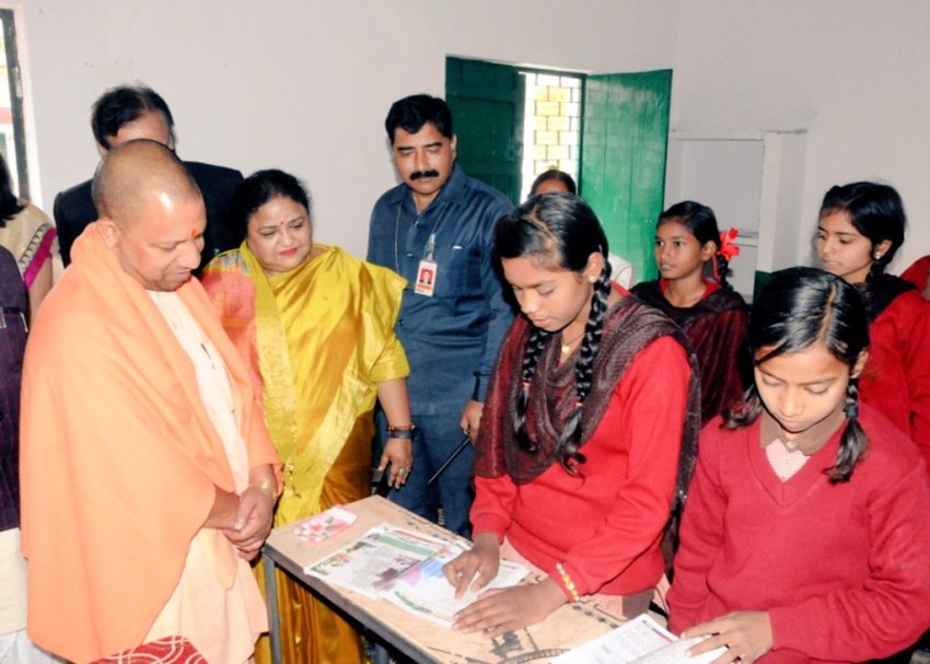 UPCM बहराइच भ्रमण के दौरानपूर्व माध्यमिक व प्राथमिक विद्यालय पुलिस लाइन का निरीक्षण करते हुए