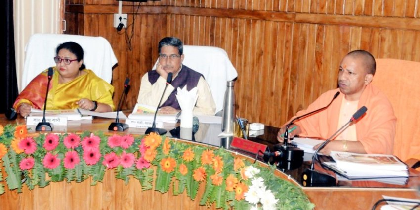 UPCM जनपद बहराइच में जनप्रतिनिधियों एवं अधिकारियों के साथ बैठक करते हुए