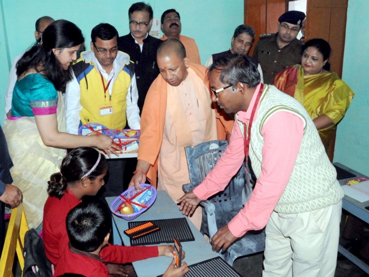 UPCM बहराइच में नगर क्षेत्र के प्राथमिक विद्यालय पुलिस लाइन में निरीक्षण के दौरान बच्‍चों को फल वितरण करते हुए