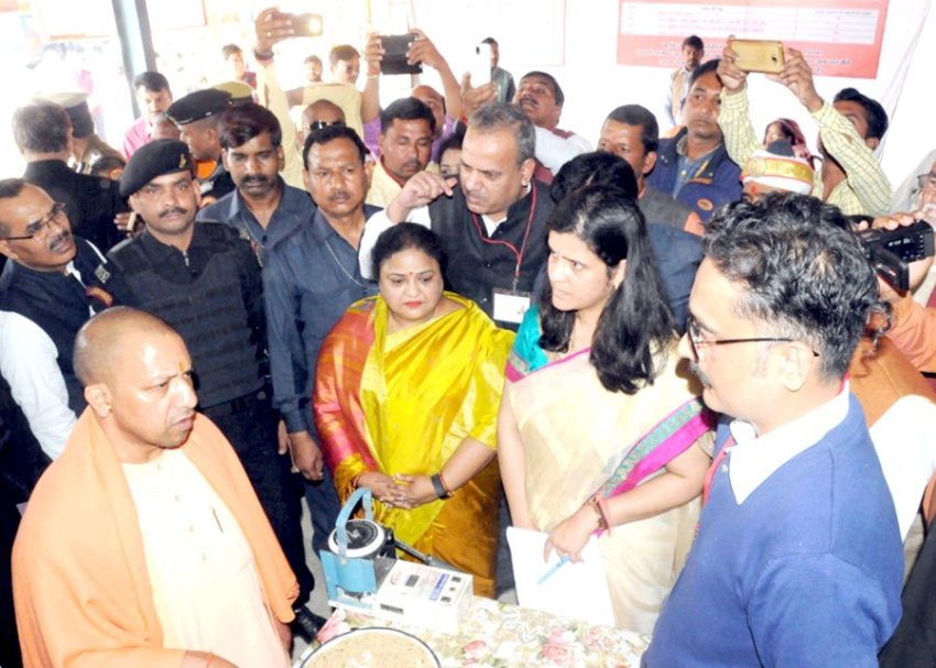 UPCM बहराइच में कृषि उत्पादन मण्डी समिति का निरीक्षण करते हुए