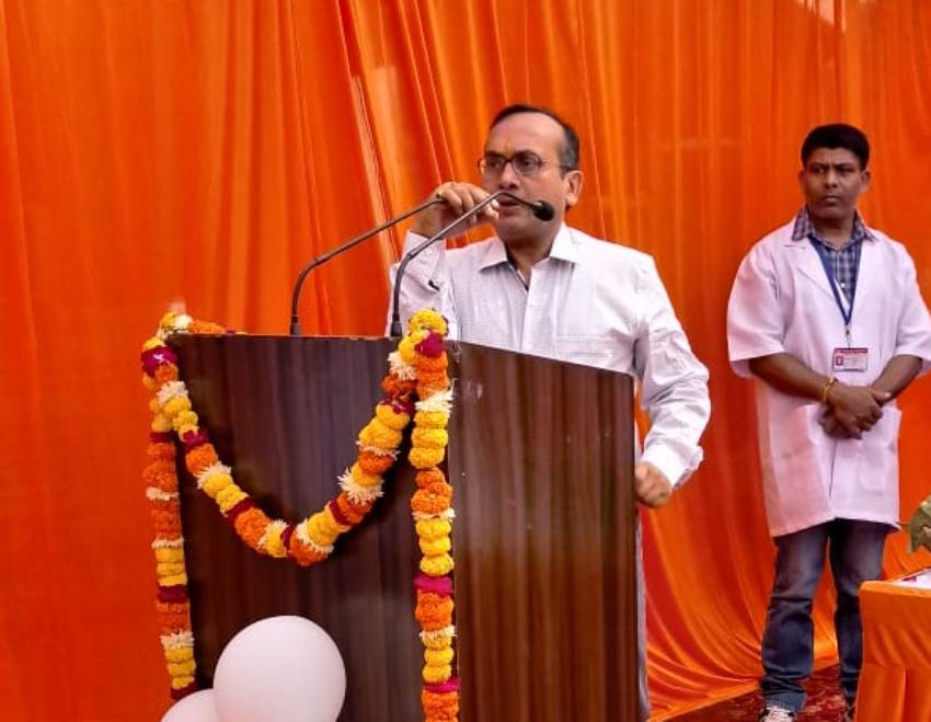 मुख्य चिकित्सा अधिकारी डॉक्टर नरेंद्र अग्रवाल कार्यक्रम को सम्बोधित करते हुए