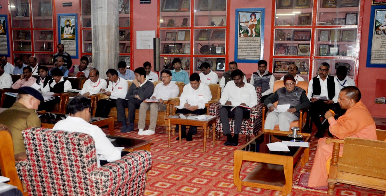 UPCM गोरखपुर में मकर संक्रान्ति मेले की तैयारियों के सम्बन्ध में बैठक करते हुए