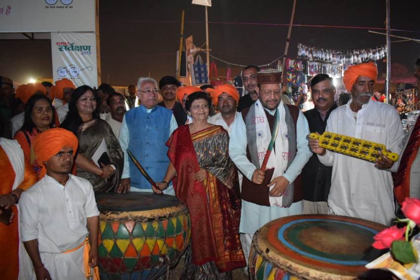 महापौर संयुक्ता भाटिया महोत्सव में आने वाले लोगों से स्वच्छता बनाएं रखने की अपील करती हुईं