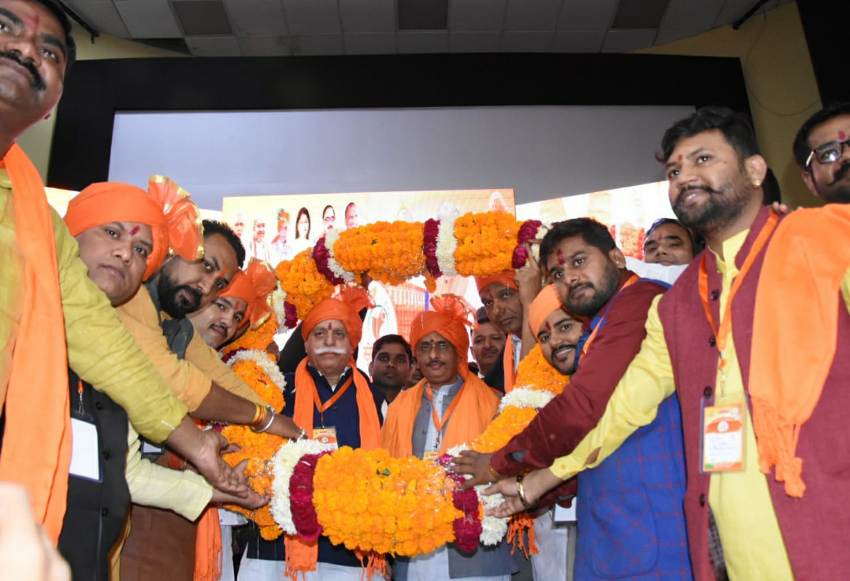 UP_Dy_CM का पंचायती राज भवन में 'युवा संसद' कार्यक्रम  में स्वागत करते हुए