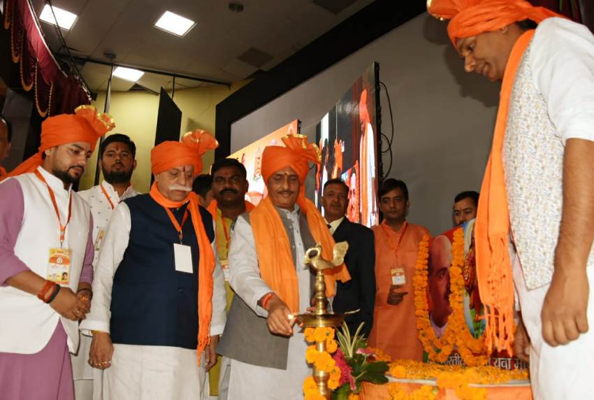 UP_Dy_CM पंचायती राज भवन में 'युवा संसद' कार्यक्रम  प्रज्ज्वलित शुभारम्भ करते हुए