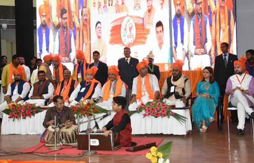 UP_Dy_CM पंचायती राज भवन में 'युवा संसद' कार्यक्रम  में शामिल हुए