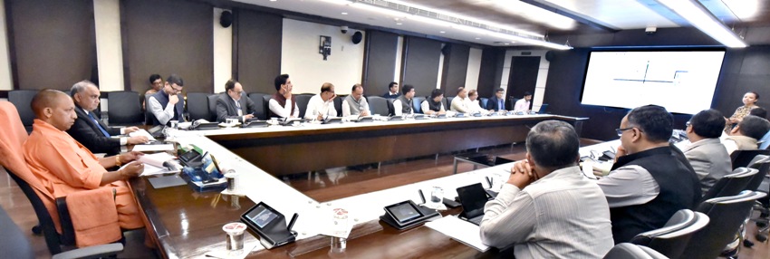 UPCM जेवर एयरपोर्ट के सम्बन्ध में प्रगति की समीक्षा बैठक करते हुए