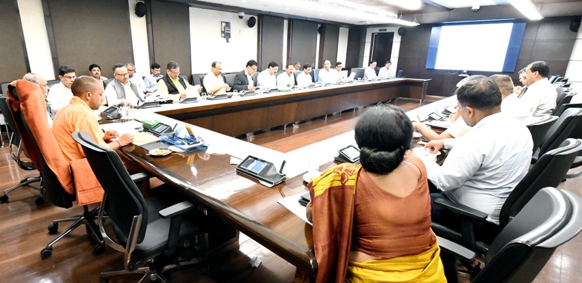 UPCM लोकभवन में 500 करोड़ रु. से अधिक लागत की परियोजनाओं की प्रगति की समीक्षा बैठक करते हुए