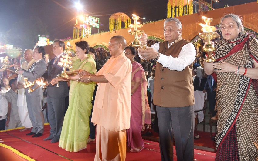 UPCM राम की पैड़ी पर मुख्य दीप का प्रज्ज्वलन करते हुए