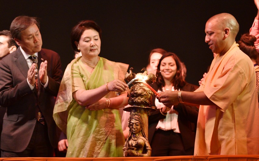 UPCM दीप का प्रज्ज्वलित कर कार्यक्रम का शुभारम्भ करते हुए