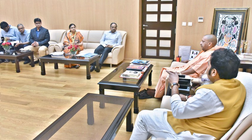 UPCM विद्युत अधिकारियों को सौभाग्य योजना में विद्युत कनेशन देने की गति को और तेज किया जाने हेतु निर्देशित करते हुए