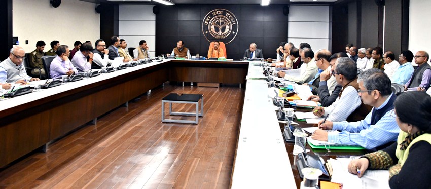 UPCM लोक भवन में उत्तर प्रदेश राज्य सड़क सुरक्षा परिषद की बैठक करते हुए
