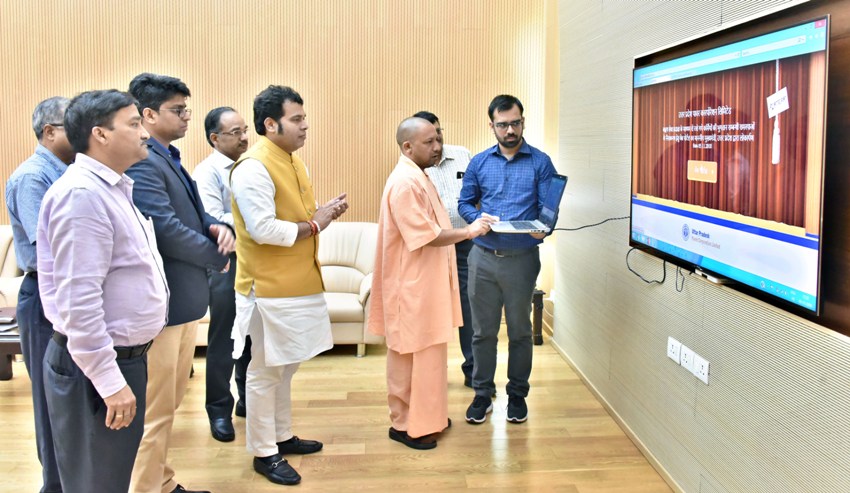 UPCM उत्तर प्रदेश पावर कारपोरशन द्वारा बनाए गए वेबपोर्टल का शुभारम्भ करते हुए