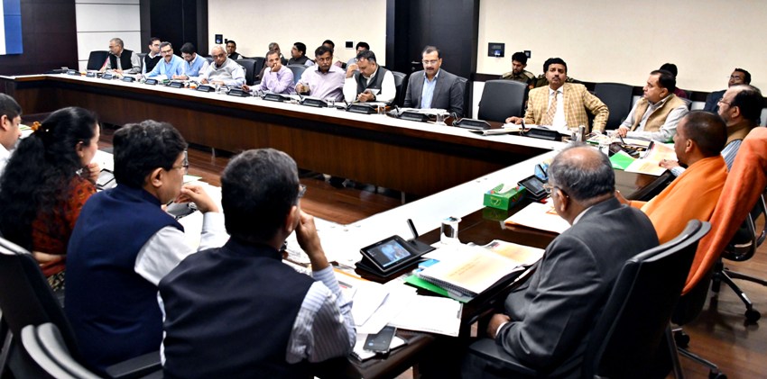 UPCM लोक भवन में उत्तर प्रदेश राज्य सड़क सुरक्षा परिषद की बैठक करते हुए