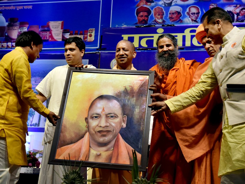 UPCM को हरिद्वार में ‘ज्ञानकुम्भ 2018’ के समापन कार्यक्रम में समृति भेंट करते हुए