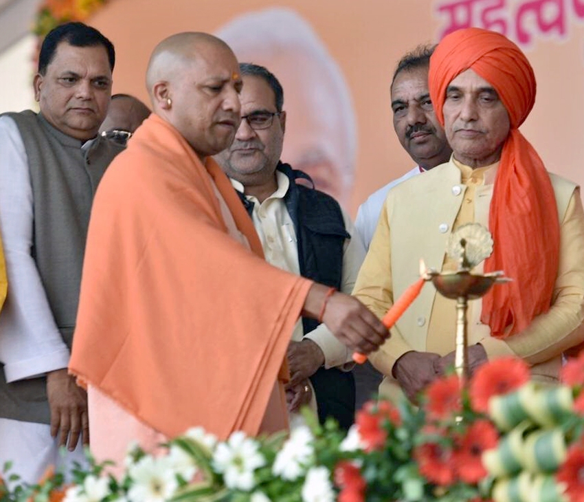 UPCM जनपद हापुड़ में कार्यक्रम का दीप प्रज्ज्वलित कर शुभारम्भ करते हुए