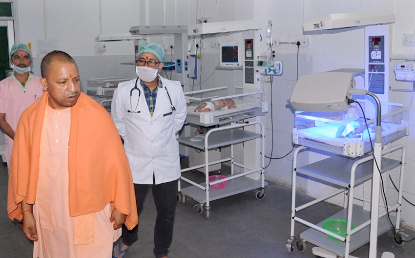 UPCM श्रावस्ती जनपद में संयुक्त जिला चिकित्सालय का निरीक्षण करते हुए