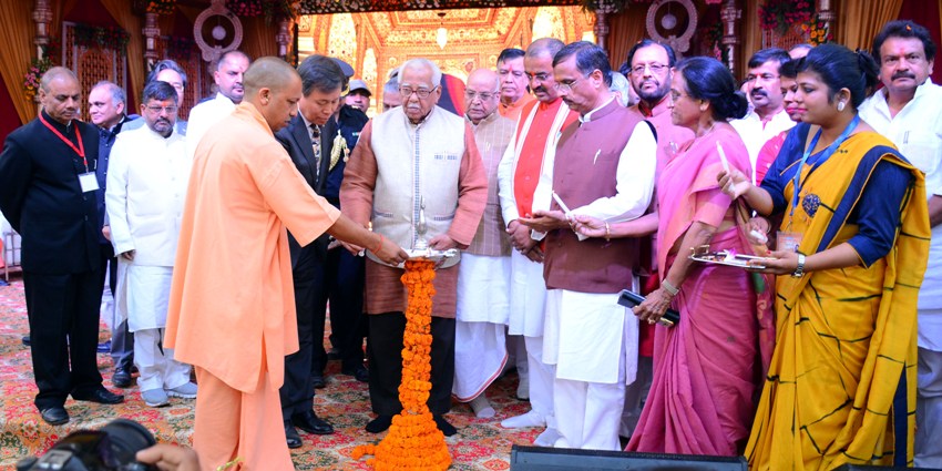 UPCM अयोध्या में आयोजित ‘दीपोत्सव-2018’ कार्यक्रम का दीप प्रज्ज्वलित कर शुभारम्भ करते हुए