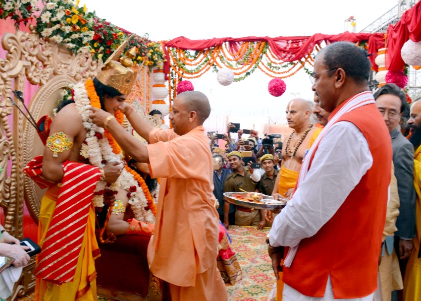 UPCM अयोध्या में आयोजित ‘दीपोत्सव-2018’ कार्यक्रम में श्रीराम का स्वागत करते हुए