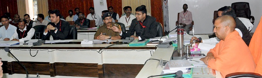 UPCM श्रावस्ती जनपद के भ्रमण के दौरान जनपद के विकास कार्यों की समीक्षा करते हुए