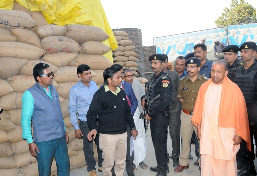 UPCM श्रावस्ती जनपद में धान क्रय केन्द्र का निरीक्षण करते हुए