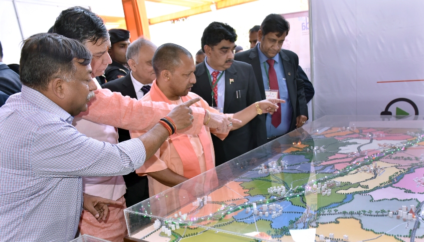 UPCM यू.पी, डिफेंस एक्सपो-2018 में रक्षा उत्पादों से सम्बन्धित प्रदर्शनी के विभिन्न स्टालों का निरीक्षण करते हुए