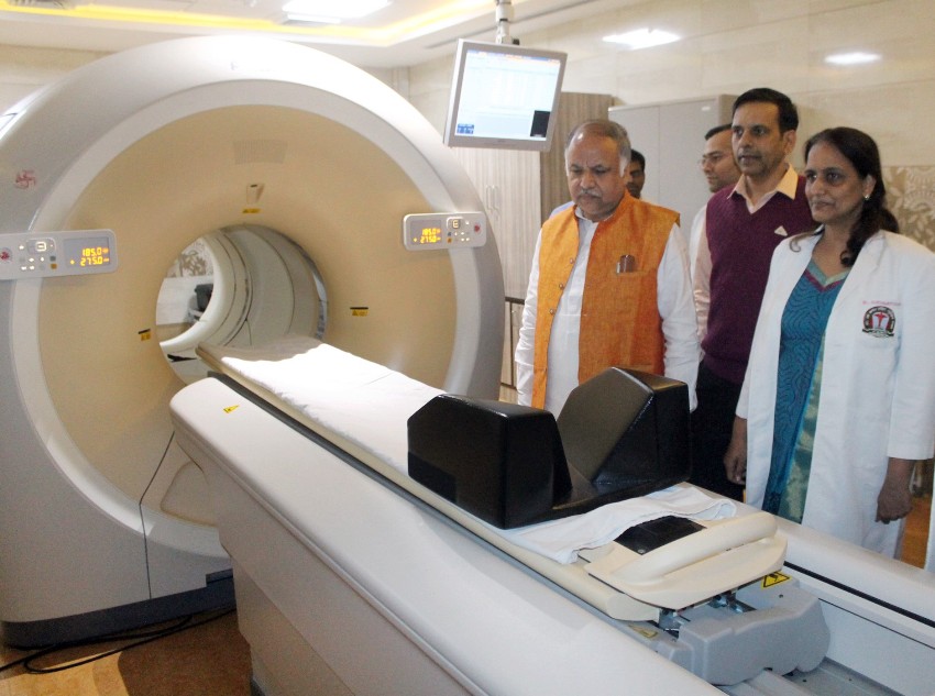 चिकित्सा शिक्षा मंत्री डॉ. राम मनोहर लोहिया आयुर्विज्ञान संस्थान में चिकित्सा संयंत्रों का लोकार्पण करते हुए