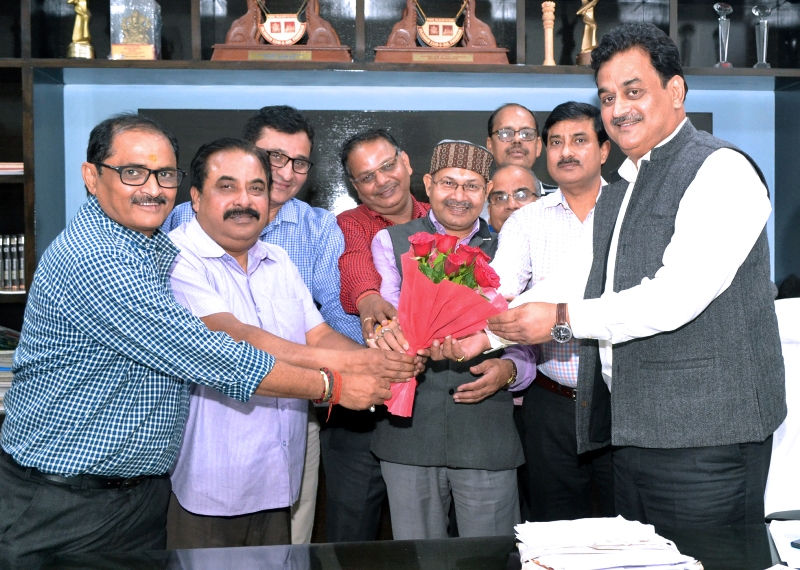 सूचना एवं जनसम्पर्क विभाग सूचना निदेशक शिशिर सिंह को बधाई देता हुआ