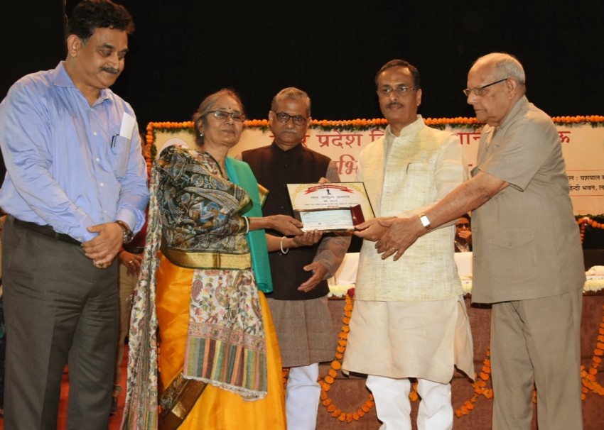 UP_Dy_CM डॉ. दिनेश शर्मा  बाल साहित्यकारों को उत्तरीय, प्रशस्ति पत्र एवं 51 हजार रुपये की धनराशि भेंट कर सम्मानित करते हुए