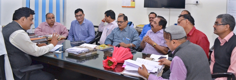 सूचना निदेशक पहली बैठक में अधिकारियों को निर्देश देते हुए