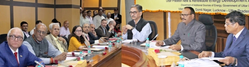 अतिरिक्त ऊर्जा स्रोत मंत्री ब्रजेश पाठक विद्युत नियामक आयोग के नवनिर्मित भवन परिसर में बैठक को सम्बोधित करते हुए