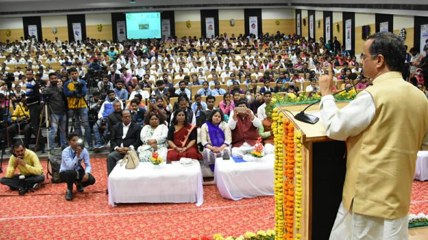 UP_Dy_CM साहित्य महोत्सव ‘शब्द रंग’ के समापन कार्यक्रम को सम्बोधित करते हुए