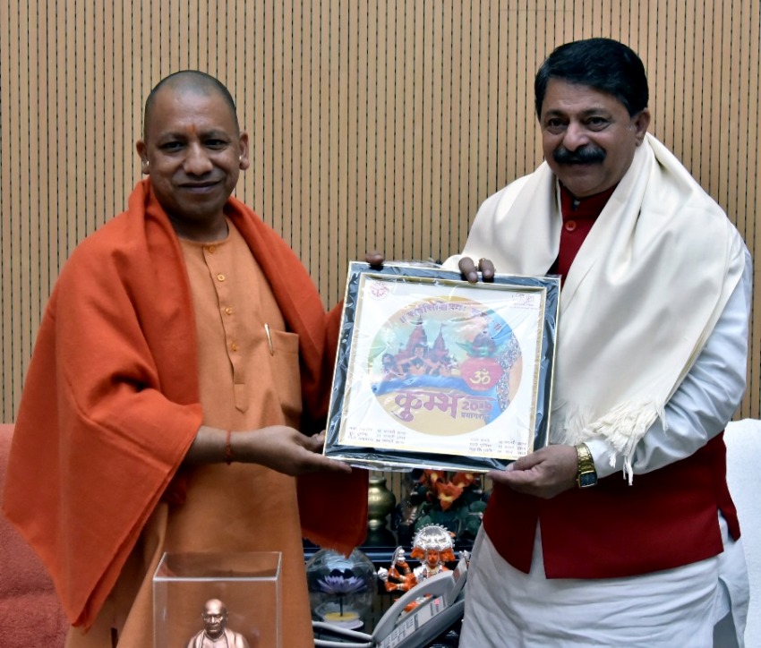 UPCM गुजरात के प्रतिनिधि मंडल को कुम्भ का लोगो भेंट करते हुए