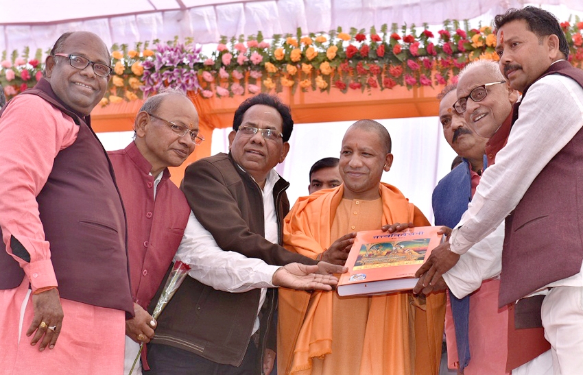 UPCM का गोरखपुर में पुस्तक भेंट कर स्वागत करते हुए