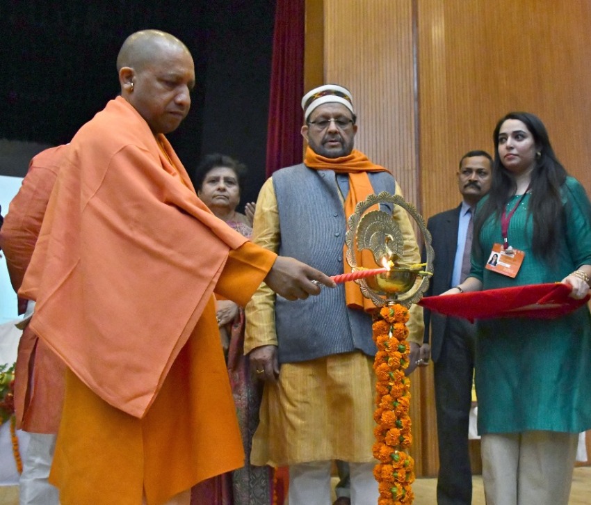 UPCM दीप प्रज्ज्वलित कर कार्यक्रम का शुभारम्भ करते हुए