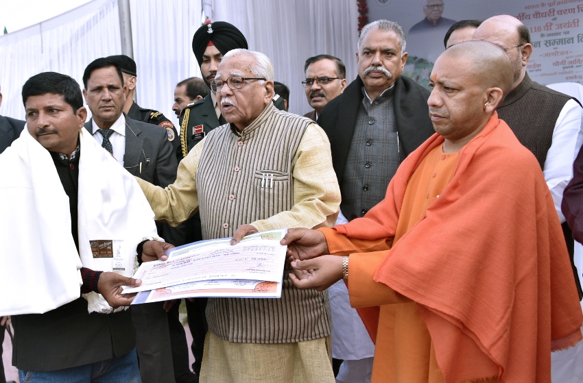UPCM और राज्यपाल किसान सम्मान योजना के अन्तर्गत कृषकों को सम्मानित करते हुए