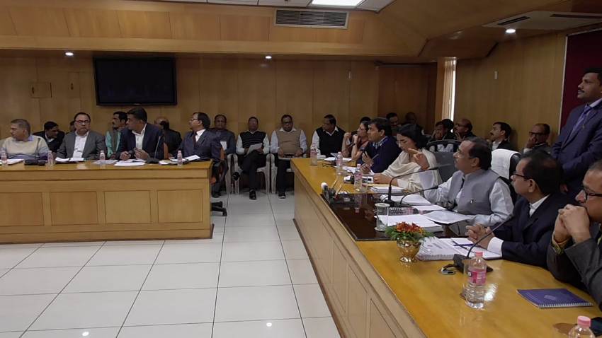 UP_Dy_CM योजना भवन में बोर्ड परीक्षा-2019 की तैयारियों के सम्बन्ध में समीक्षा बैठक करते हुए