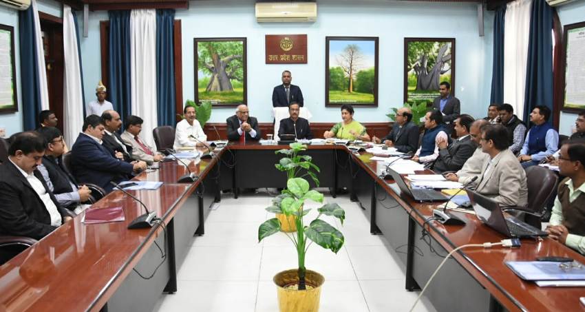 UP_Dy_CM डॉ. दिनेश शर्मा  विधान भवन में उच्च शिक्षा विभाग की बैठक करते हुए