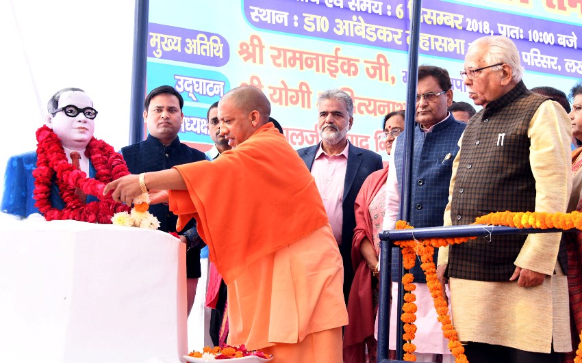 UPCM डाॅ. आंबेडकर के अस्थिकलश पर पुष्पांजलि भी अर्पित करते हुए