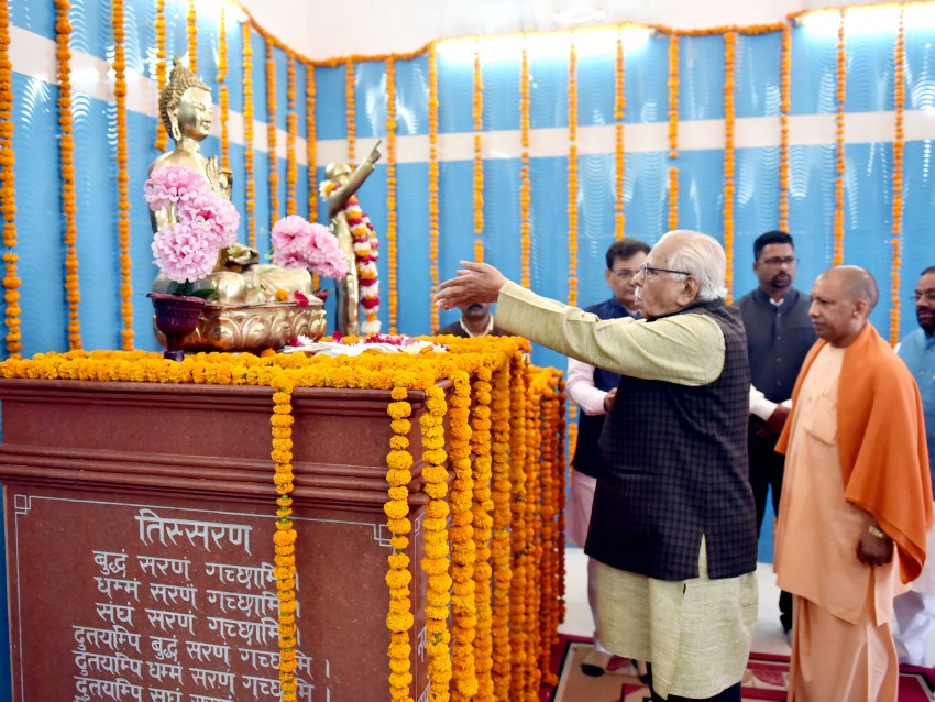 राज्यपाल महात्मा बुद्ध की प्रतिमा पर माल्यार्पण करते हुए
