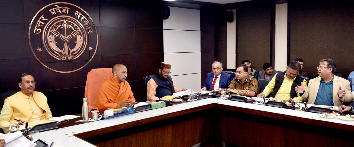 UPCM लोकभवन में प्रयागराज कुम्भ की तैयारियों की समीक्षा बैठक करते हुए