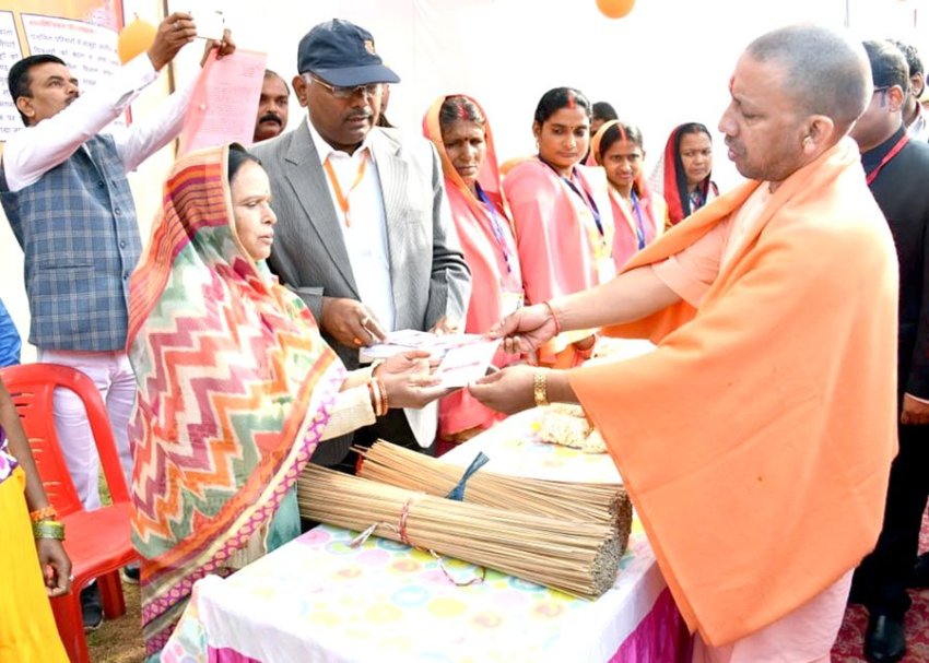 UPCM बलरामपुर में लाभार्थियों को विभिन्न जनकल्याणकारी योजनाओं से लाभान्वित करते हुए