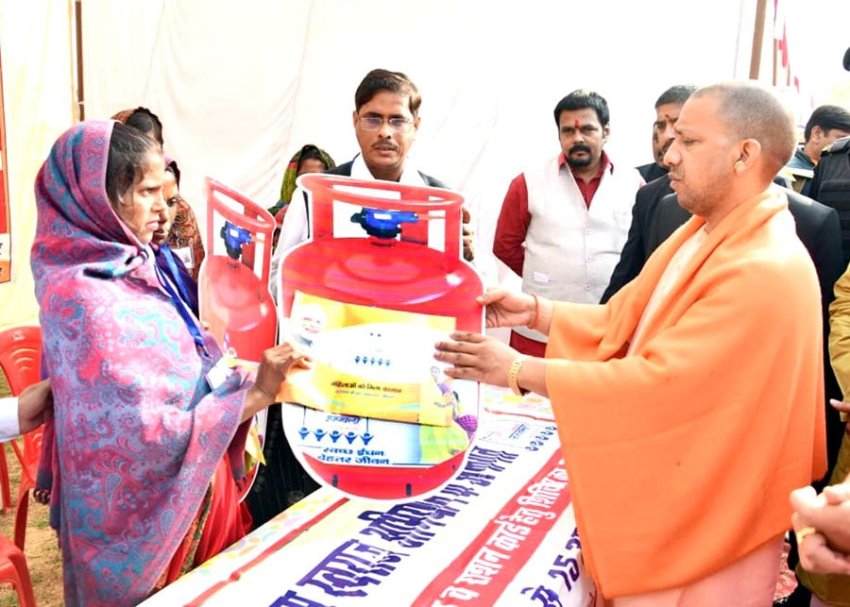 UPCM बलरामपुर में लाभार्थियों को विभिन्न जनकल्याणकारी योजनाओं से लाभान्वित करते हुए