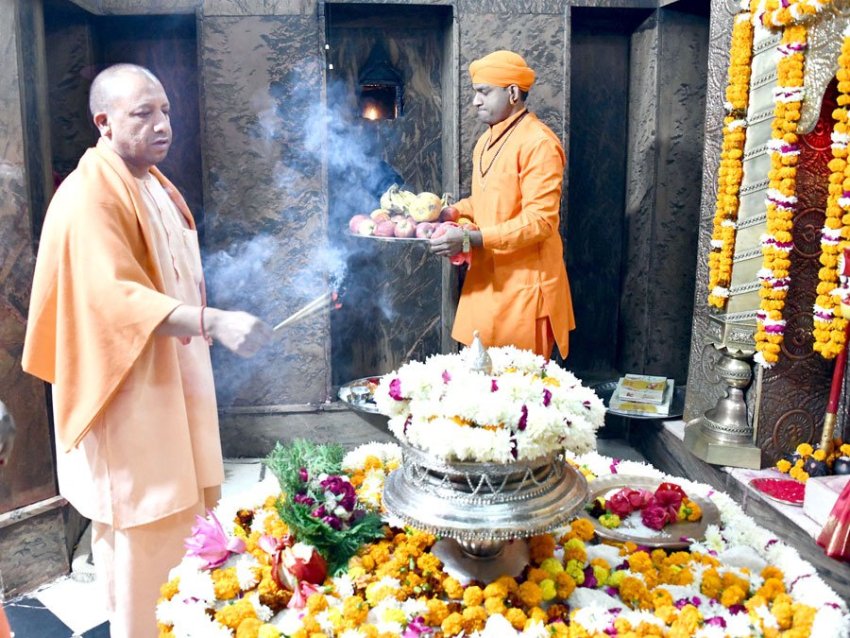 UPCM आदि शक्ति माँ पाटेश्वरी शक्तिपीठ में माँ पाटेश्वरी की पूजा अर्चना करते हुए