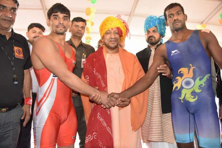 UPCM गोंडा में भारतीय कुश्‍ती खिलाडियों को बधाई देते हुए